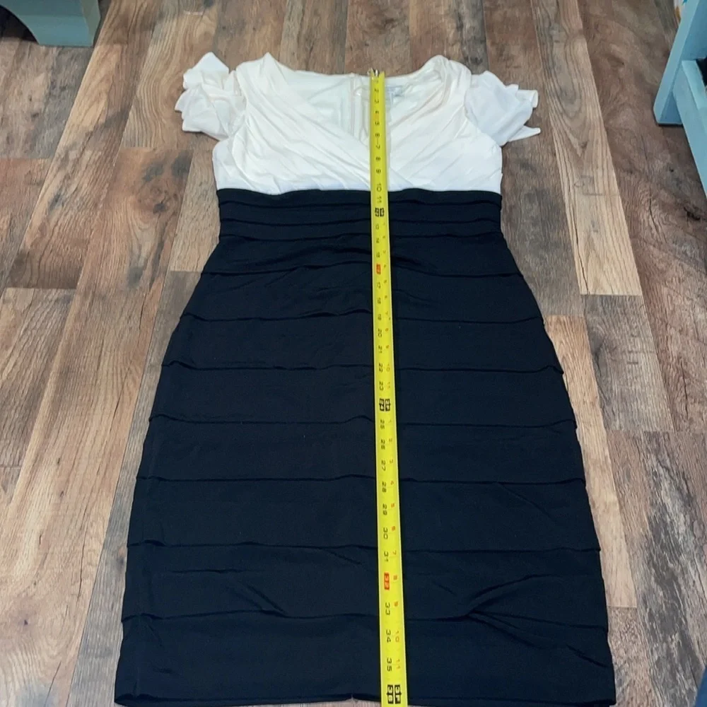 Dress Barn Vintage Black and White Short Sleeve Dress.  Size 6.